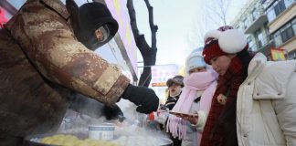 Cina: mercati mattutini si aprono nel gelo invernale dello Heilongjiang (2)