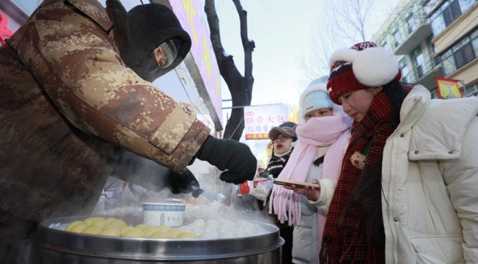 Cina: mercati mattutini si aprono nel gelo invernale dello Heilongjiang (2)