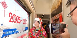 Cina: inaugurato treno turistico a tema con fotografie e costumi (1)