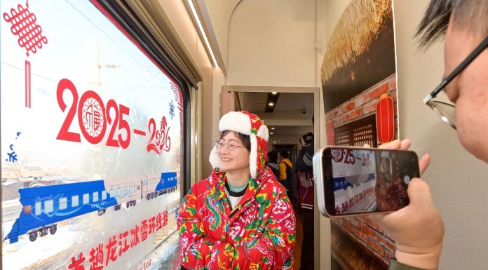 Cina: inaugurato treno turistico a tema con fotografie e costumi (1)
