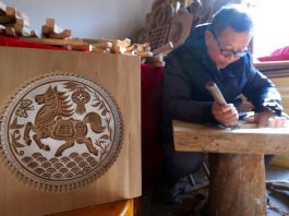 Cina: artigiani dello Shandong si preparano per l’Anno del cavallo (3)
