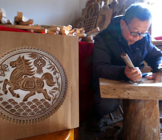 Cina: artigiani dello Shandong si preparano per l’Anno del cavallo (3)