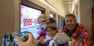 Cina: inaugurato treno turistico a tema con fotografie e costumi (2)