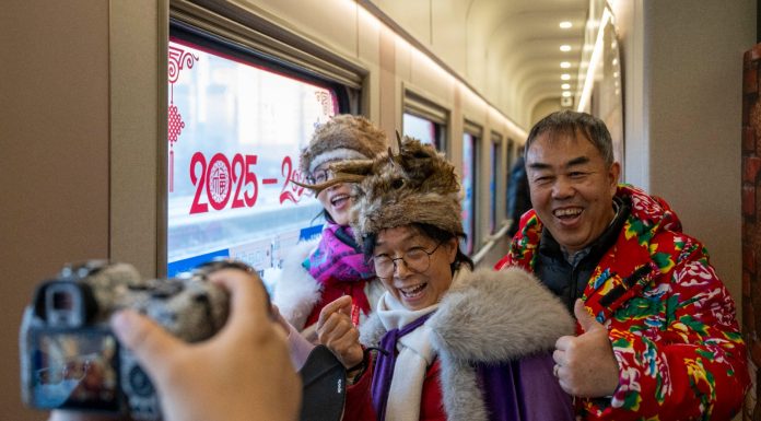 Cina: inaugurato treno turistico a tema con fotografie e costumi (2)
