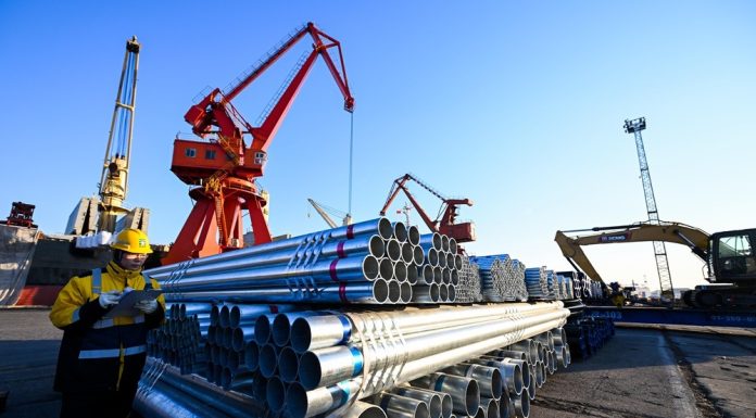 Cina: a Capodanno flusso costante di navi nel porto di Tianjin (2)