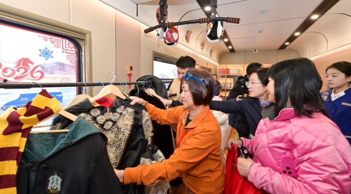 Cina: inaugurato treno turistico a tema con fotografie e costumi (3)