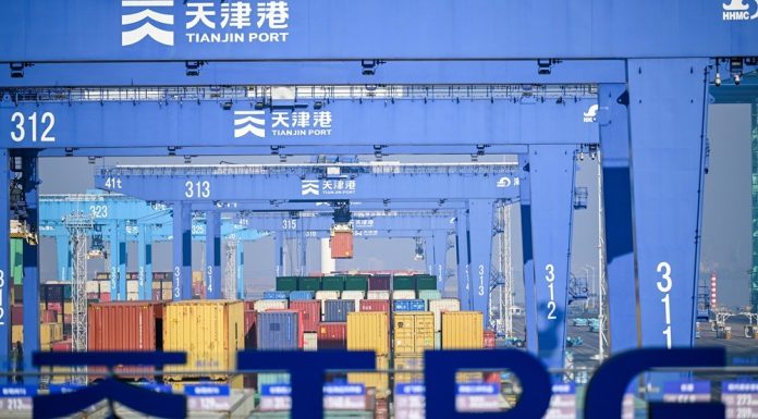 Cina: a Capodanno flusso costante di navi nel porto di Tianjin (3)