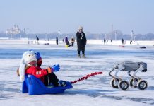 Cina: Harbin, persone si divertono su fiume ghiacciato Songhua (1)