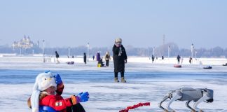 Cina: Harbin, persone si divertono su fiume ghiacciato Songhua (1)