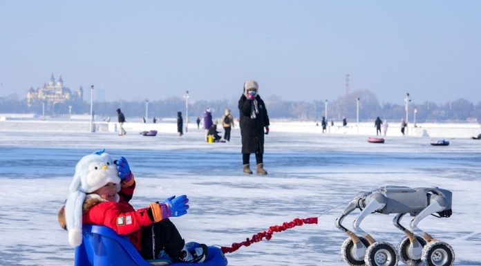 Cina: Harbin, persone si divertono su fiume ghiacciato Songhua (1)