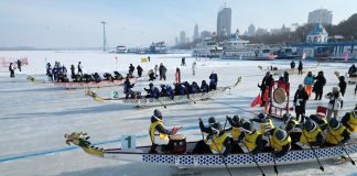 Cina: Harbin, persone si divertono su fiume ghiacciato Songhua (2)