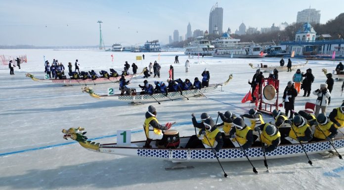 Cina: Harbin, persone si divertono su fiume ghiacciato Songhua (2)