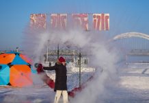 Cina: Harbin, persone si divertono su fiume ghiacciato Songhua (3)