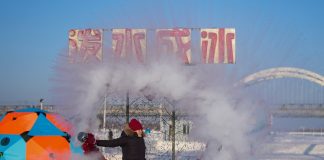 Cina: Harbin, persone si divertono su fiume ghiacciato Songhua (3)