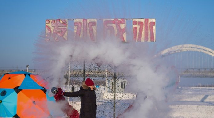 Cina: Harbin, persone si divertono su fiume ghiacciato Songhua (3)
