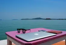 Nomade Digitale: lo stile di vita che affascina i giovani nomade digitale notebook mare