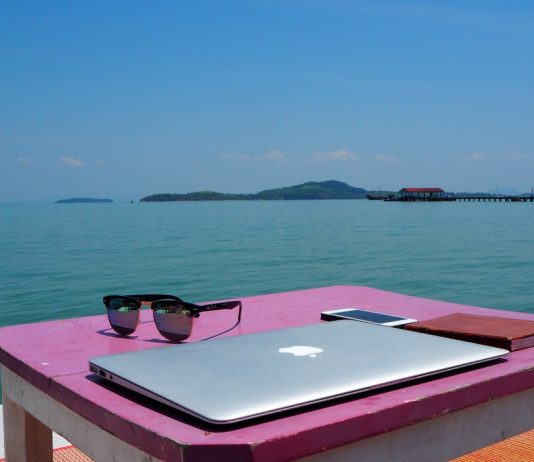 Nomade Digitale: lo stile di vita che affascina i giovani nomade digitale notebook mare