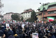 Iran, a Milano proteste e slogan contro Khamenei davanti al Consolato