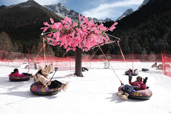 (SichuanMosaics)CHINA-SICHUAN-ICE AND SNOW-TOURISM (CN)