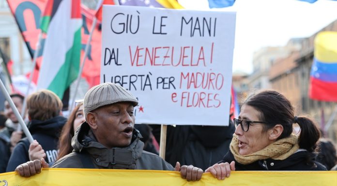 Protesta a Roma contro l’attacco degli Stati Uniti al Venezuela (2)