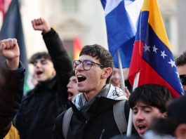 Protesta a Roma contro l’attacco degli Stati Uniti al Venezuela (3)