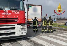 Ciclista di 65 anni muore schiacciato da un autoarticolato a Gaggiano