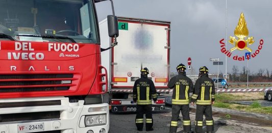 Ciclista di 65 anni muore schiacciato da un autoarticolato a Gaggiano