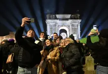 Milano-Cortina 2026: le persone ammirano il braciere nel giorno di chiusura dei Giochi