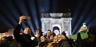 Milano-Cortina 2026: le persone ammirano il braciere nel giorno di chiusura dei Giochi
