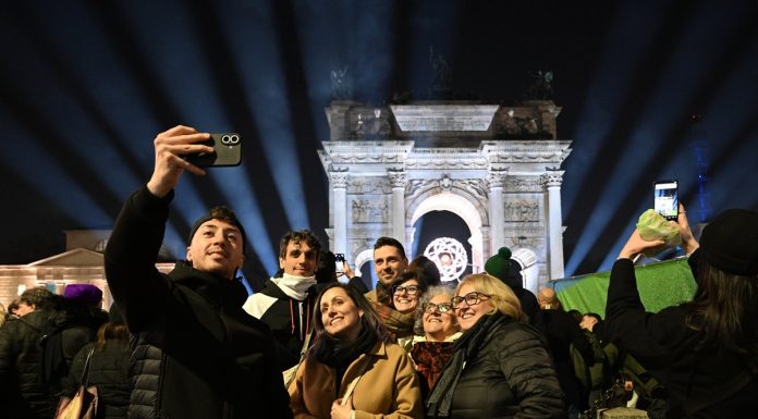 Milano-Cortina 2026: le persone ammirano il braciere nel giorno di chiusura dei Giochi
