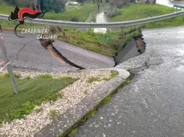 Nel Cagliaritano cede l’asfalto, voragine del terreno e strada chiusa