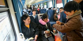 Cina: un treno percorre le aree montuose di Hunan, Guizhou, Chongqing (3)