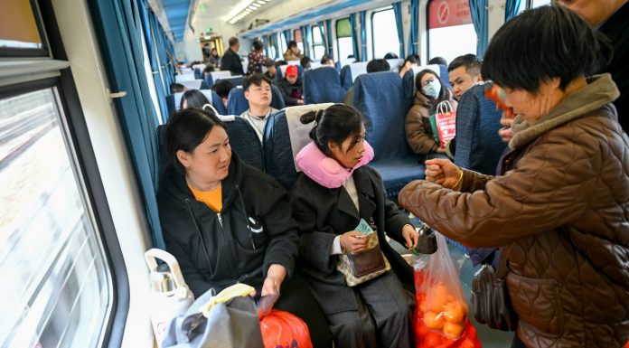 Cina: un treno percorre le aree montuose di Hunan, Guizhou, Chongqing (3)