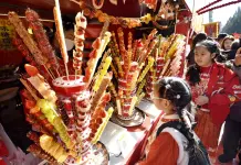 Cina: a Pechino apre una fiera del tempio per la Festa di primavera (1)