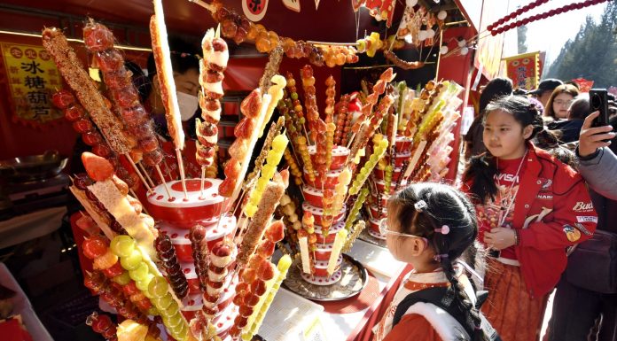 Cina: a Pechino apre una fiera del tempio per la Festa di primavera (1)