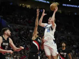 A Houston il derby con Dallas, vincono ancora Charlotte e Minnesota