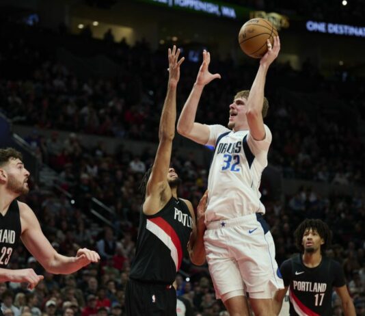 A Houston il derby con Dallas, vincono ancora Charlotte e Minnesota