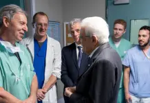 Mattarella al Niguarda in visita ai giovani feriti nella strage di Crans-Montana. Il presidente ringrazia i medici e incontra i familiari