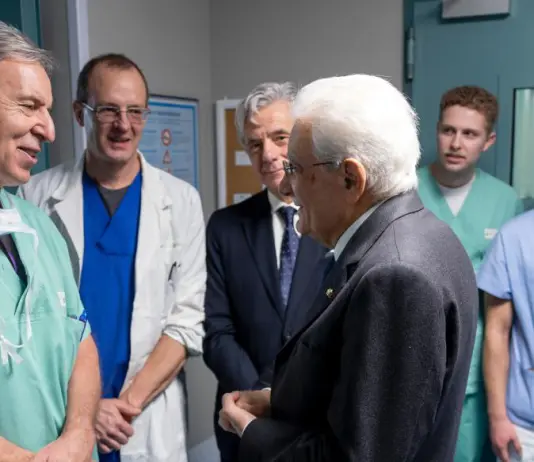 Mattarella al Niguarda in visita ai giovani feriti nella strage di Crans-Montana. Il presidente ringrazia i medici e incontra i familiari