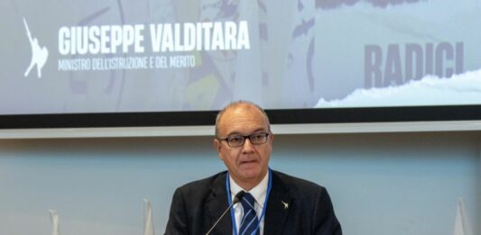 Valditara “Sul divieto uso dei social per under 16 decide il Parlamento”