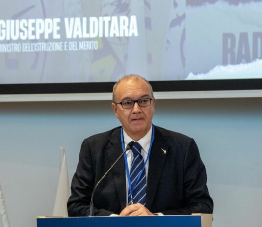 Valditara “Sul divieto uso dei social per under 16 decide il Parlamento”
