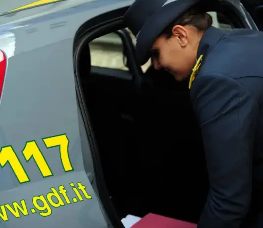 Maxi frode fiscale. Trasferiti all’estero 32.6 milioni, arrestato imprenditore