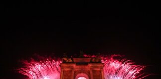 Mattarella in tram, poesia, musica e grandi star: parte Milano-Cortina