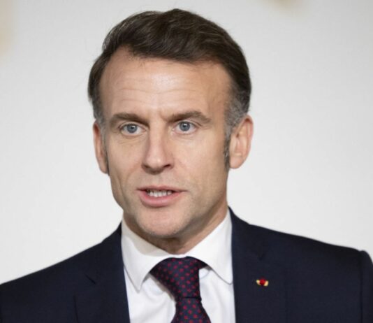 Macron “E’ il momento del risveglio europeo”