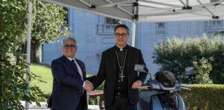 Due scooter elettrici TVS iQube al Governatorato di Stato della Città del Vaticano