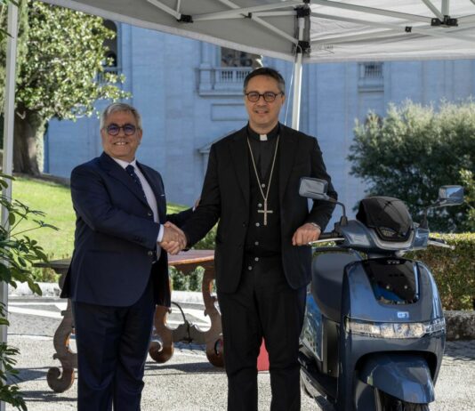 Due scooter elettrici TVS iQube al Governatorato di Stato della Città del Vaticano