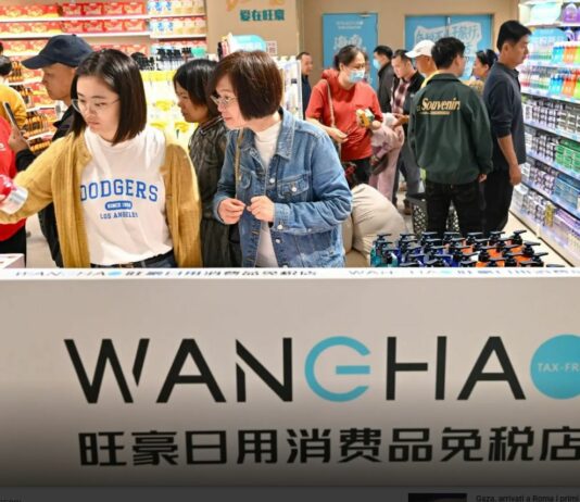 Cina, nell’isola di Hainan boom di acquisti nei nuovi negozi duty free