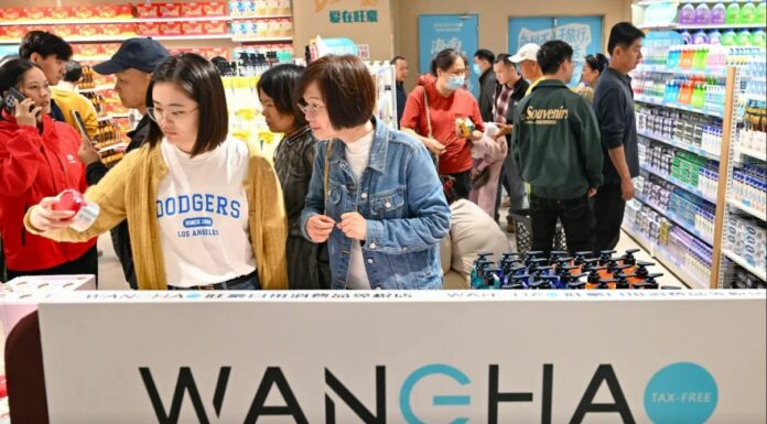 Cina, nell’isola di Hainan boom di acquisti nei nuovi negozi duty free
