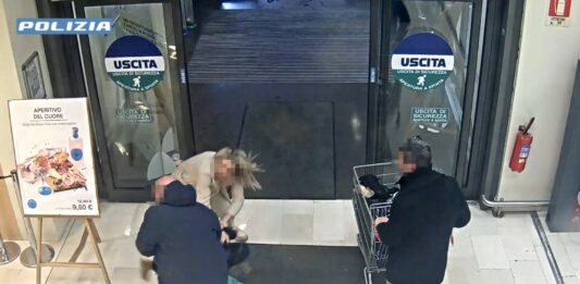 Tenta di rapire una bambina in un supermercato a Bergamo, arrestato. Il padre che l’ha salvata “Ho agito d’istinto”