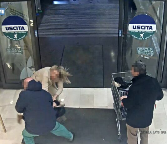 Tenta di rapire una bambina in un supermercato a Bergamo, arrestato